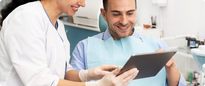 persona joven siendo atendida por un dentista para revisar sus dientes