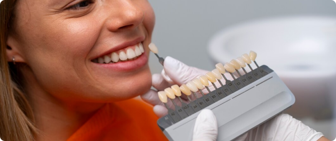 persona joven siendo atendida por un dentista para probar protesis para sus dientes