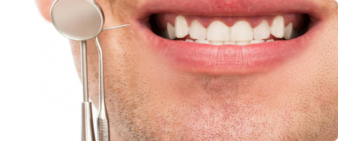 persona enseñando los dientes