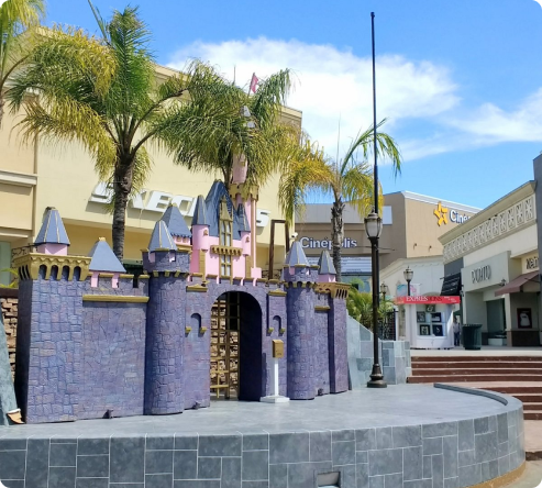 castillo para niños color azul dentro de una plaza comercial