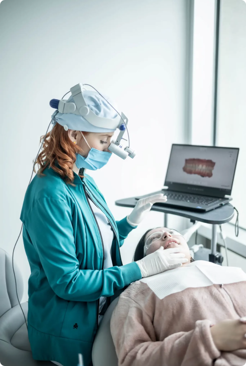 dentista atendiendo a un paciente