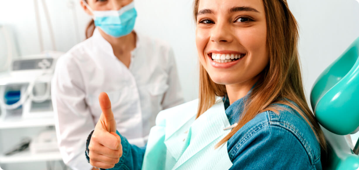 dentista revisando los dientes de un paciente