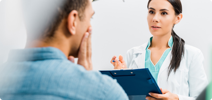 dentista revisando los dientes de un paciente