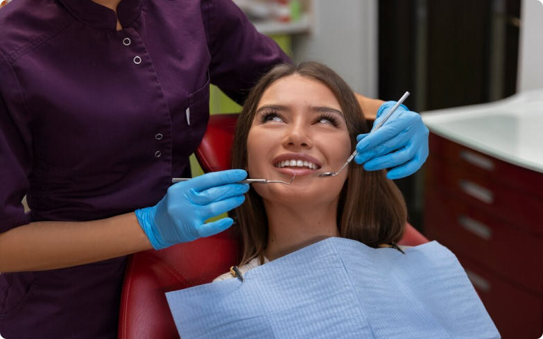 persona joven siendo atendida por un dentista para revisar sus dientes