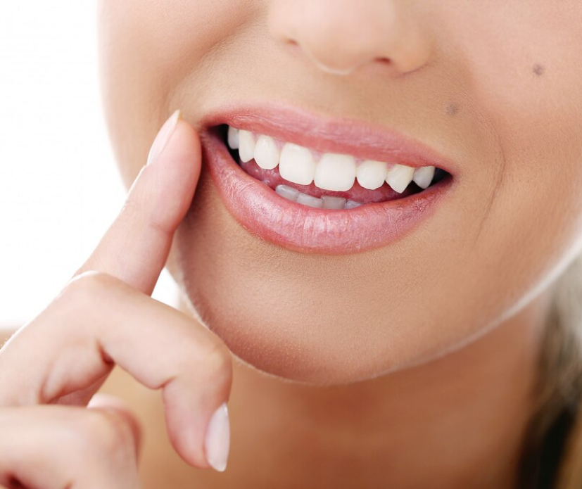 persona enseñando los dientes