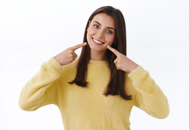 mujer joven sonriendo y posando para una foto vestida con un sueter color amarillo