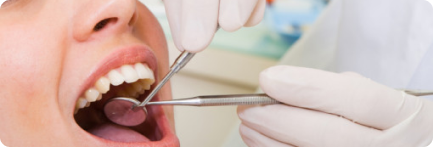 Dentista revisando la dentadura de un cliente