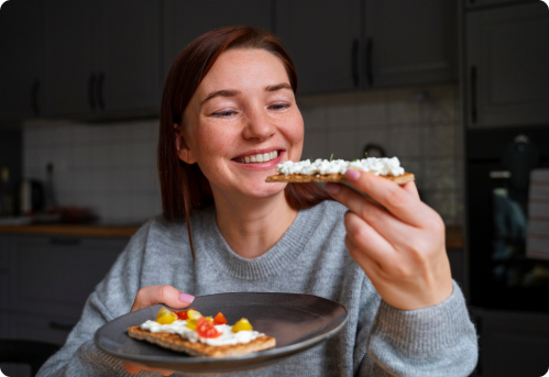 persona desayunando en la cocina de su casa