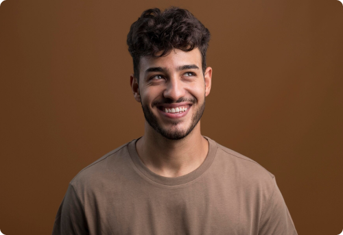 persona joven sonriendo y vistiendo una camiseta color cafe