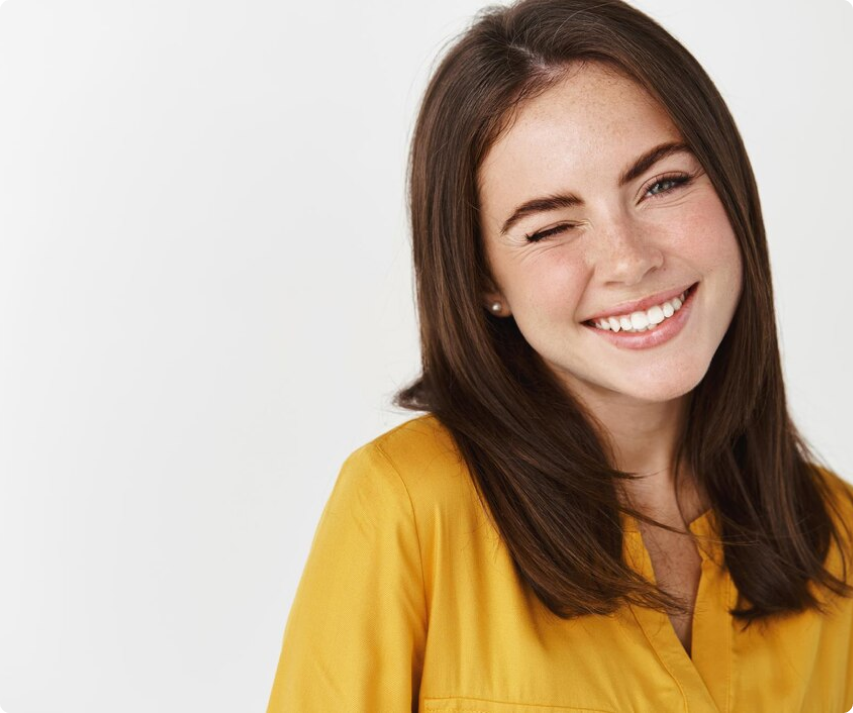 mujer sonriendo para una foto y vistiendo color amarillo