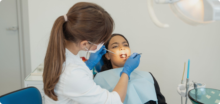 dentista revisando los dientes de un paciente