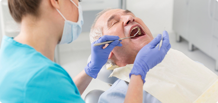dentista revisando los dientes de un paciente