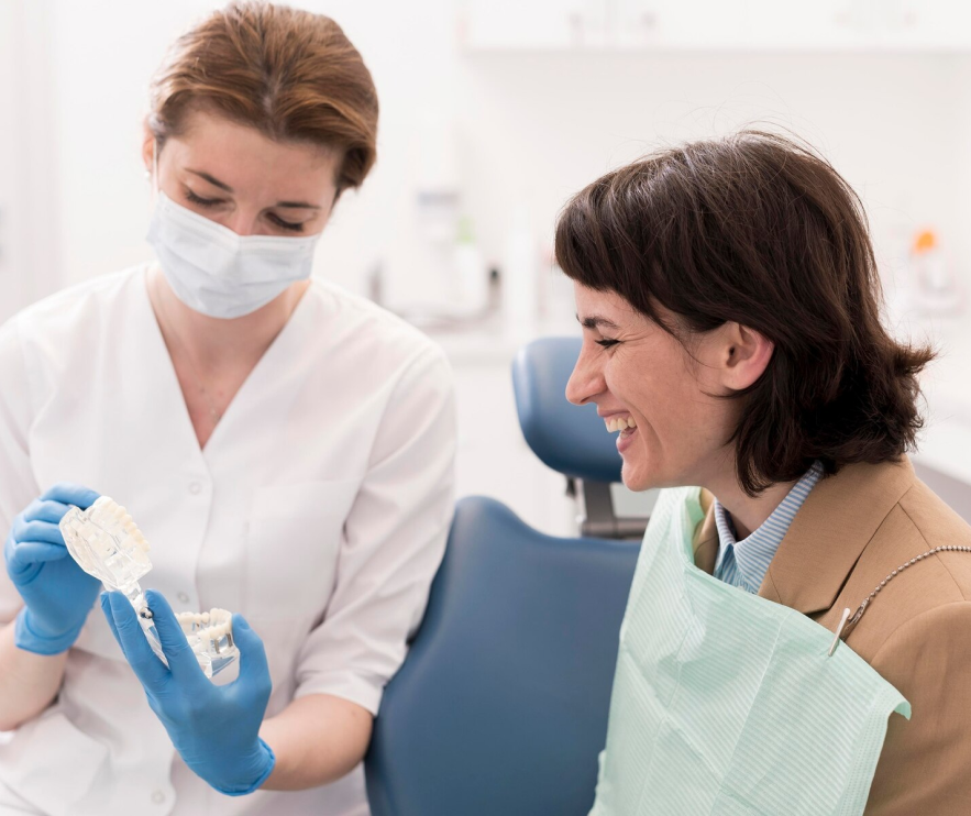 dentista revisando los dientes de un paciente